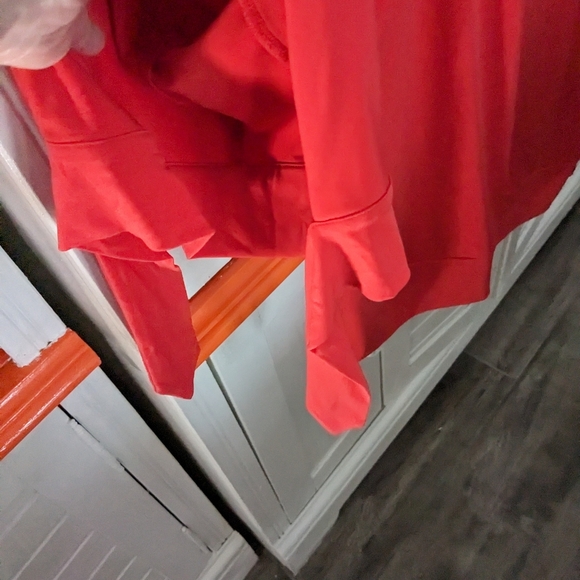 The limited red stretchy shirt - Picture 3 of 4